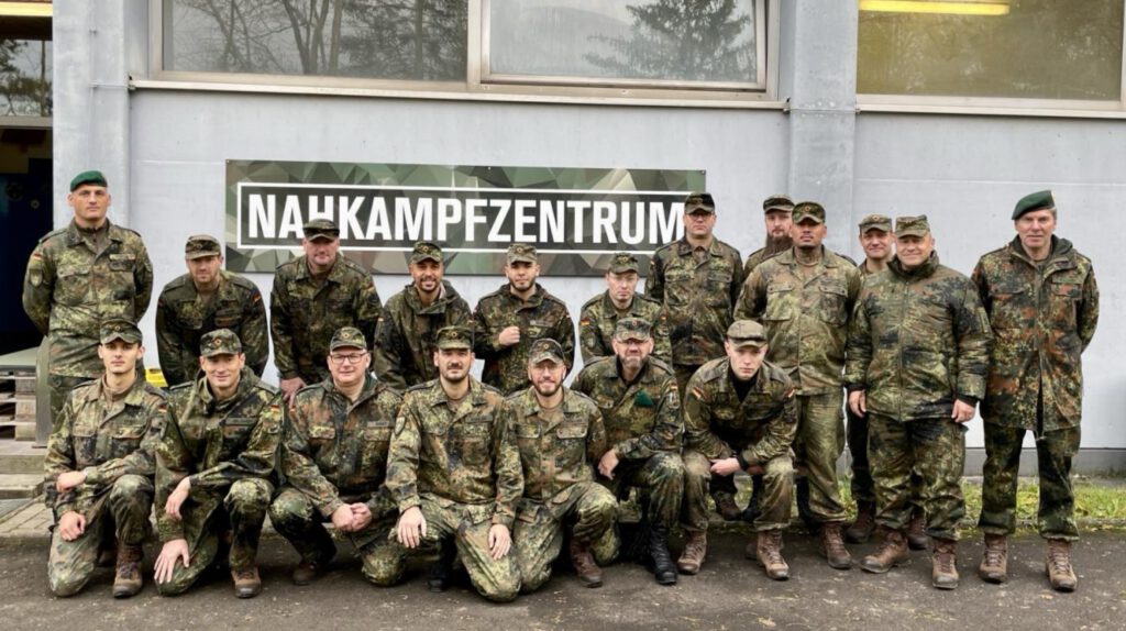 Teile des Sicherungsbataillons 10 beim militärischen Nahkampf an der Infanterieschule