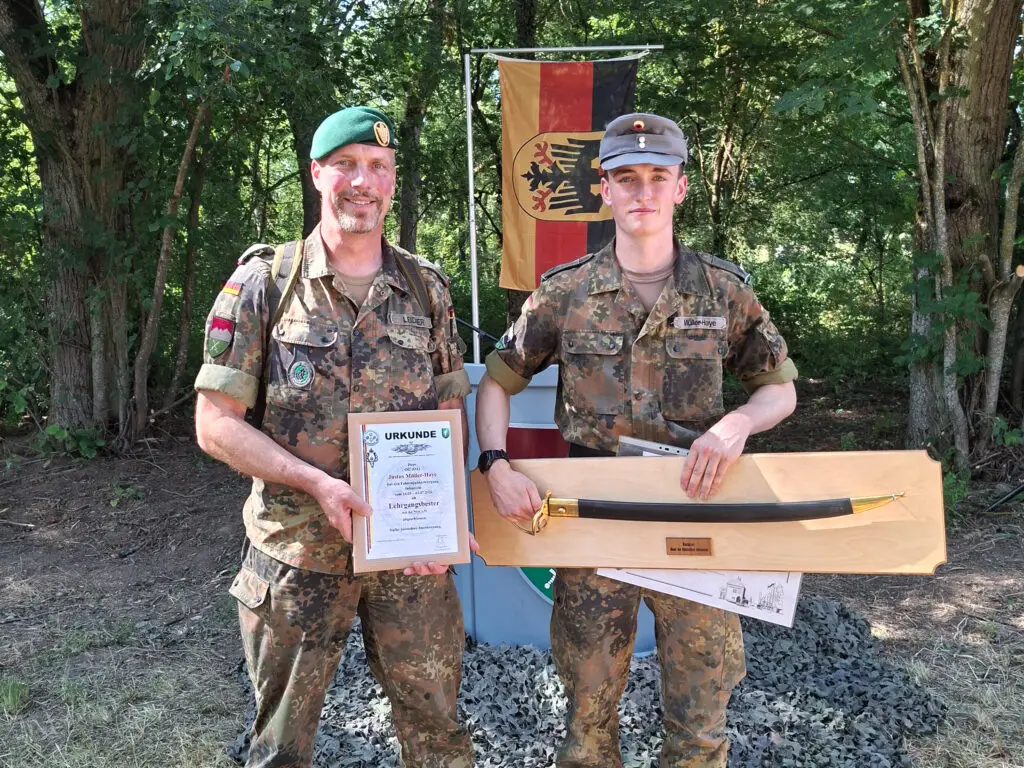 Der Bund der Deutschen Infanterie e.V. ehrt den Lehrgangsbesten des Fahnenjunkerlehrgangs.