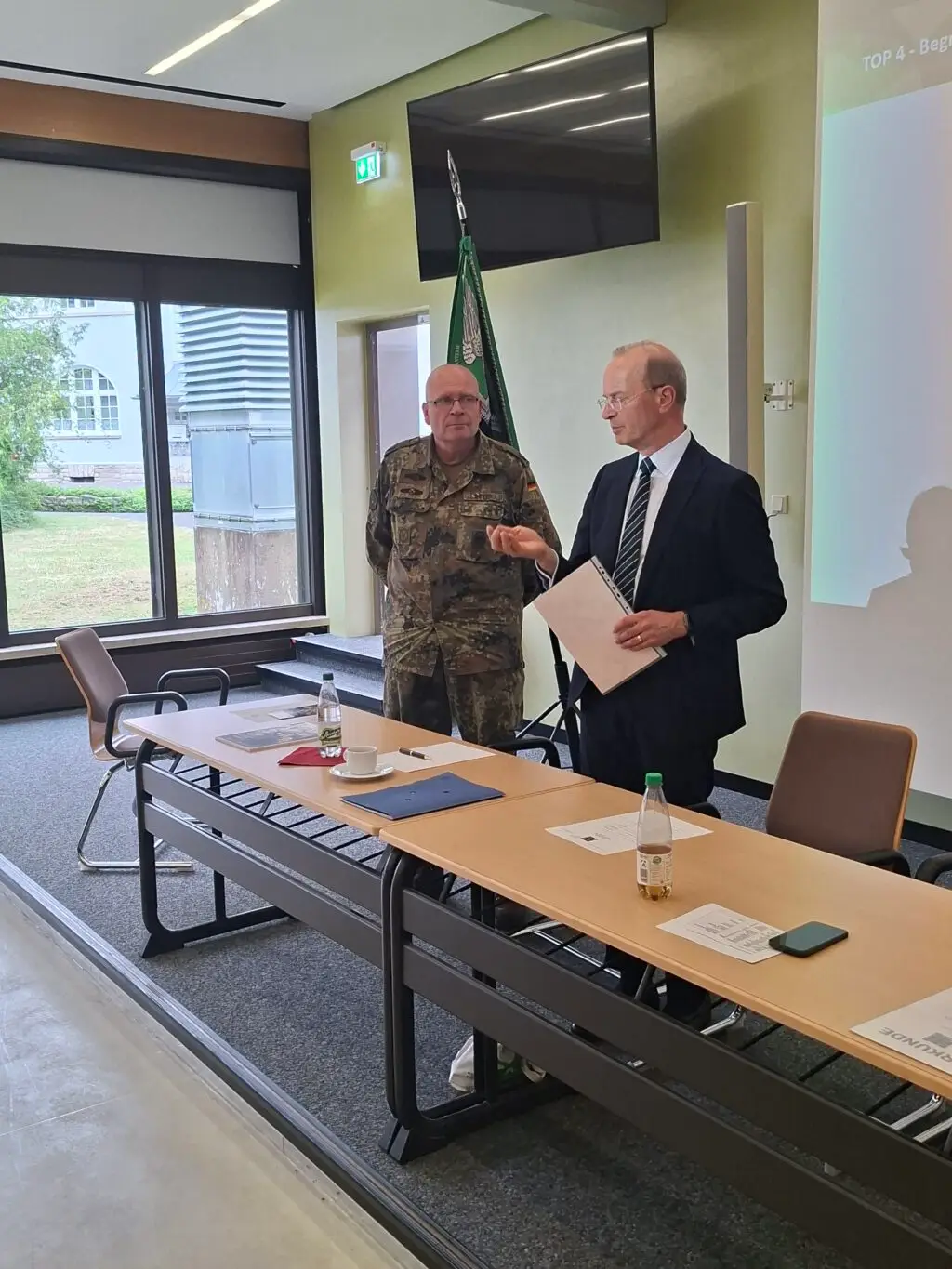 Oberstleutnant d. R. Axel Beyer wird mit Ehrenmedaille ausgezeichnet.